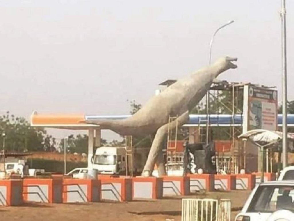 Niger: furia social contro la statua del T-Rex