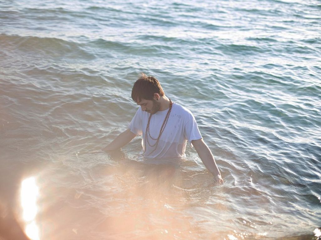 Online il video di Zattera, ultimo singolo de L'Edera: un brano che si propone di descrivere una generazione in balia del vento, ma sempre pronta a salpare