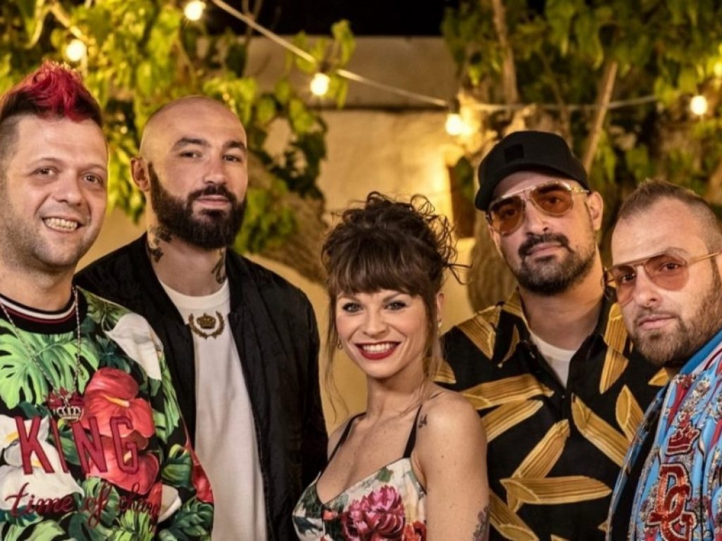 Alessandra Amoroso e i Boomdabash ancora insieme per un “Karaoke” estivo: il brano si candida a essere uno dei tormentoni della prossima stagione