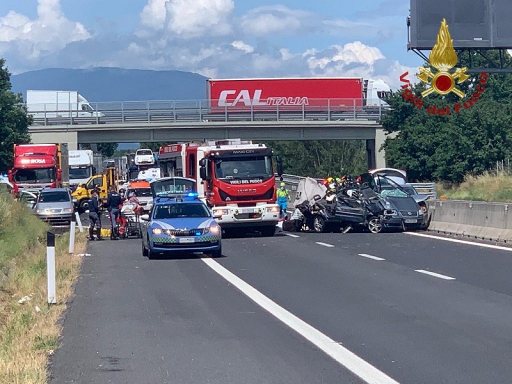 Tragico incidente stradale tra Arezzo e Monte San Savino sull'autostrada A1: morte 4 persone tra cui un neonato, sei feriti