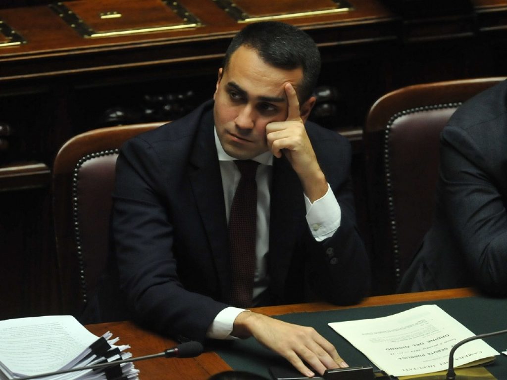 Di Maio e Berlusconi sponsor di Draghi. Il ministro pentastellato: "L’Italia non può permettersi di perderlo". Gli fa eco il Cavaliere: "Il governo resti in carica fino al 2023"