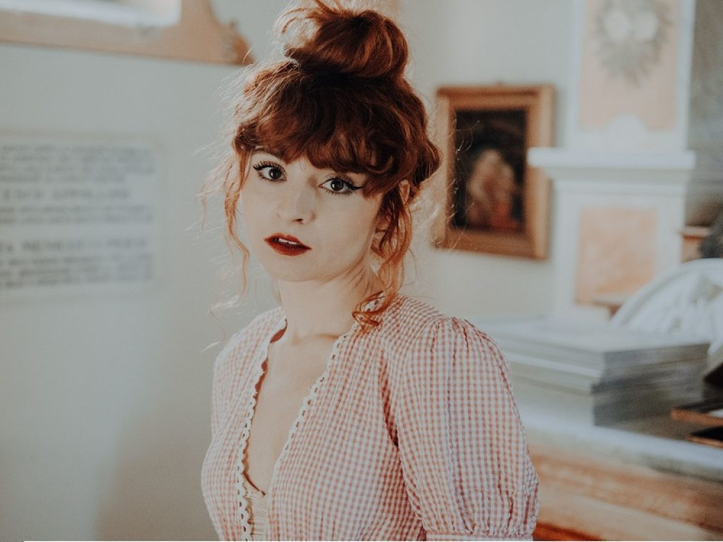 Mille, nome d'arte della cantante Elisa Pucci, in rotazione radiofonica e sulle piattaforme digitali con il nuovo singolo "La vita le cose"