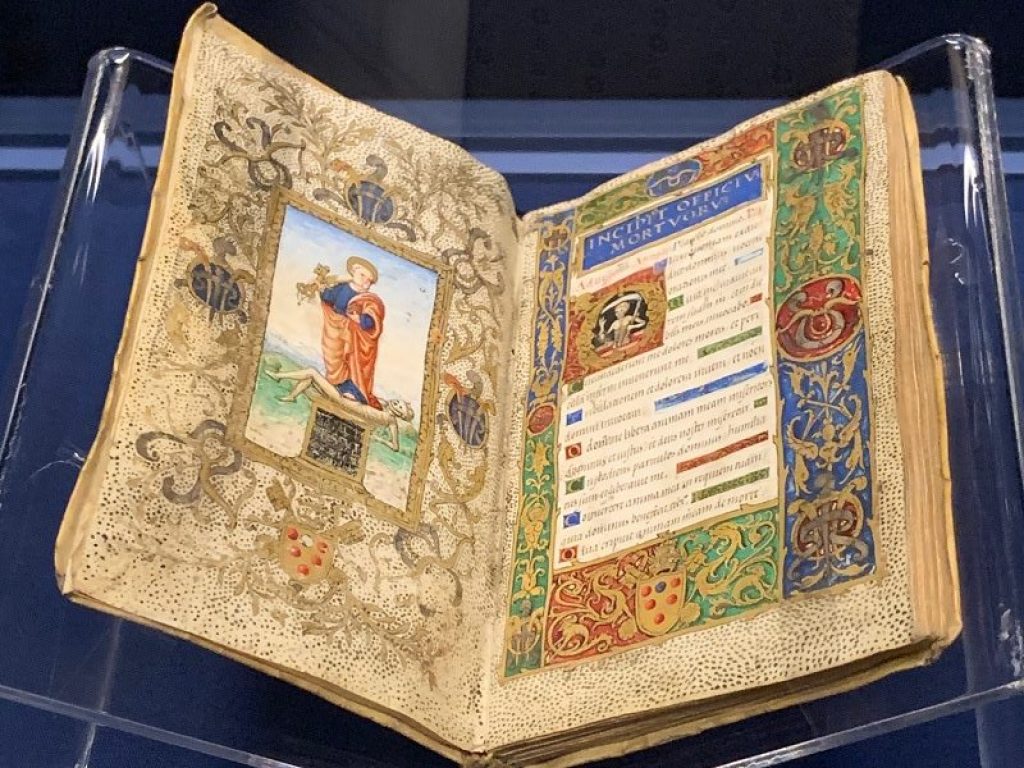 Fino al 4 ottobre alla Sala delle Nicche di Palazzo Pitti la mostra "Storie di pagine dipinte. Miniature recuperate dai carabinieri"