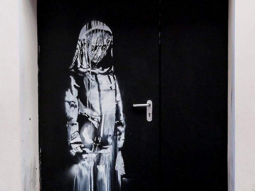 La porta del Bataclan di Banksy ritrovata in Abruzzo