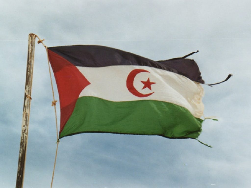Nel Sahara occidentale la Spagna vieta la bandiera e i simboli dei Saharawi: la sentenza della Corte spagnola colpisce il Fronte Polisario in lotta con il Marocco