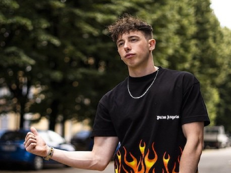 Online su YouTube il video di "In un'ora", il nuovo singolo di Shade che nella clip ha scelto Giulia Salemi per il ruolo di protagonista femminile