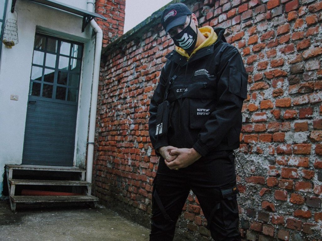 Warez online con il videoclip di "Stonk"