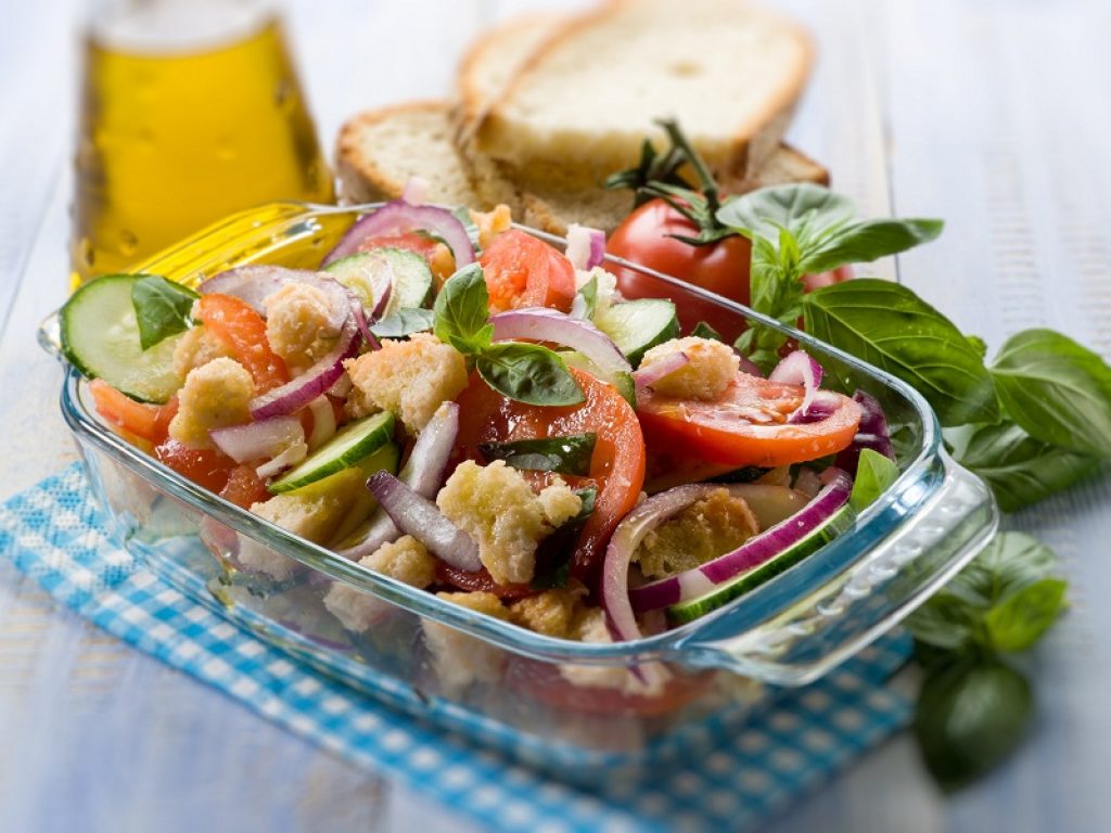 Alimentazione a prova di caldo per un agosto senza accendere i fornelli: dalla panzanella al carpaccio di melone, ecco le ricette perfette