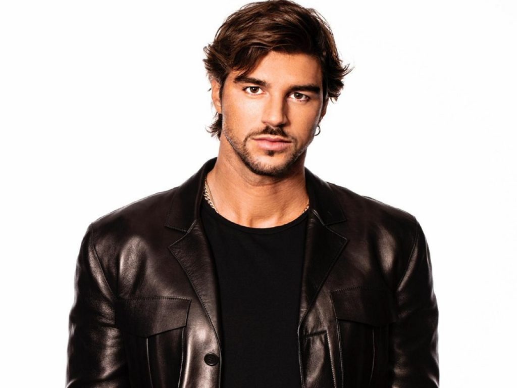 Andrea Damante fa ballare con "Think about"