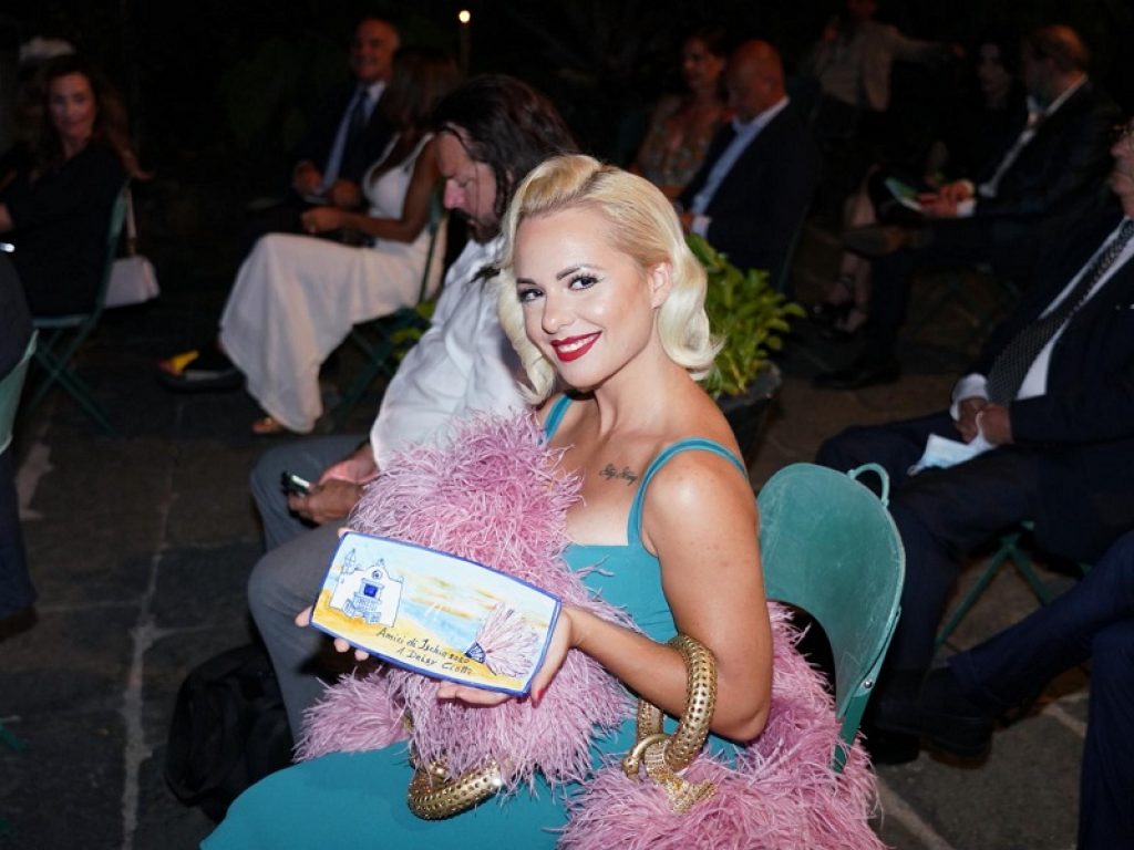Burlesque: Daisy Ciotti premiata al Galà di Ischia