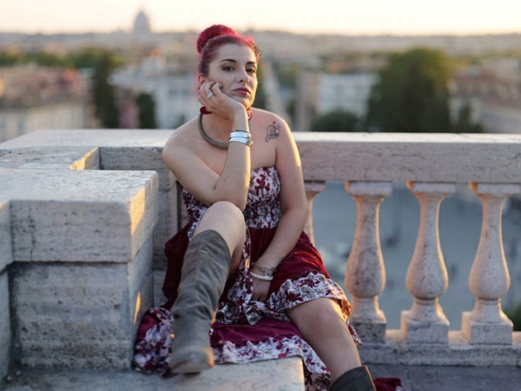 I'm Erika online con il brano "Living it up"