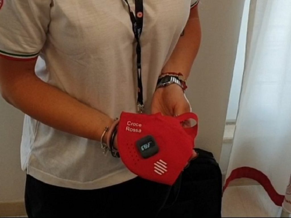 Coronavirus, arriva la mascherina intelligente: nata dalla collaborazione dalla collaborazione tra Croce Rossa e Accyourate group misura la temperatura e il distanziamento