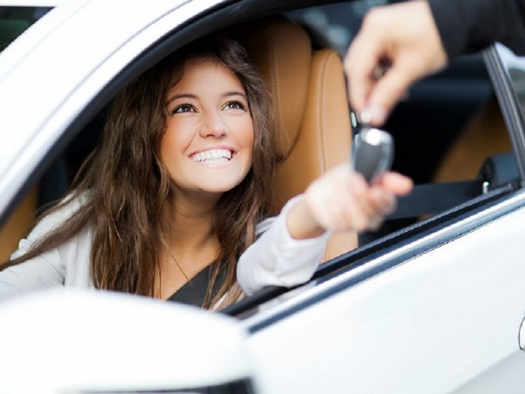 Oggi l'esame di guida si prepara ballando su TikTok: nasce la #LicenseDance, la challenge lanciata da Q8 su TikTok che racconta ai giovani le corrette tecniche di guida