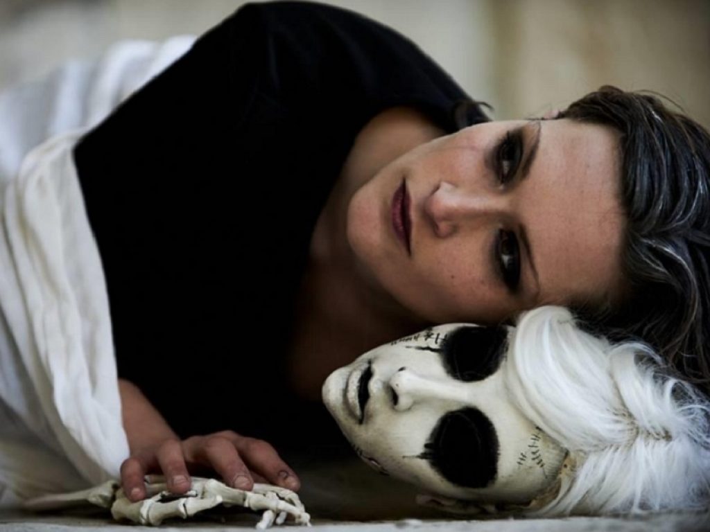 La commissione del progetto OVER/Emergenze Teatrali ha selezionato, tra tutte le proposte teatrali pervenute, i quattro progetti finalisti del bando