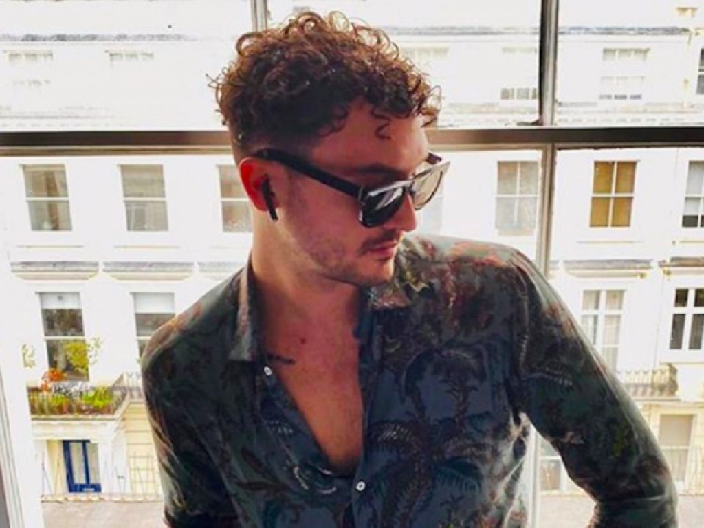 Carl Brave canta il tormentone "Fratellì"