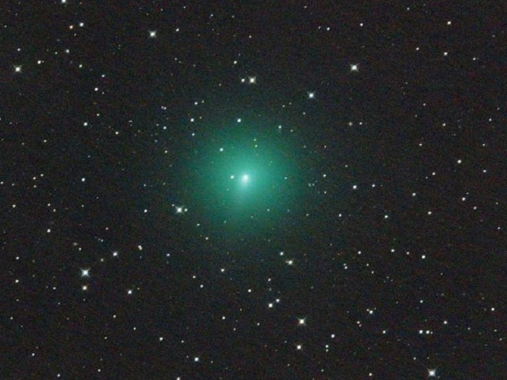 Il carbonio rivela l’età delle comete: astrofisici hanno analizzato la composizione delle particelle di polvere della chioma e della coda della cometa Atlas