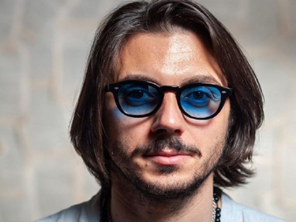 "Bramarti" è l'amore indie di Degà tra Shakespeare e Dostoevskij