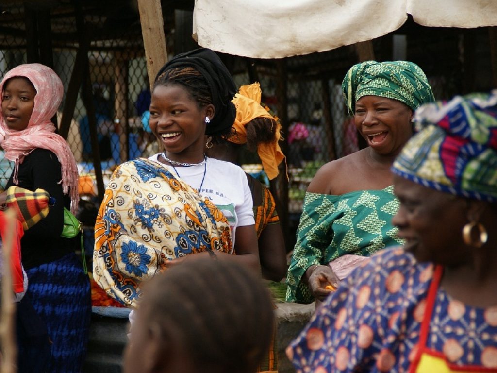 In Gambia il governo è pronto a legalizzare le creme schiarenti: in molti ne fanno già uso, compresi gli uomini, sebbene per i medici siano tossiche