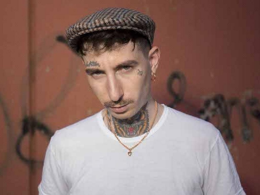 "Me ne batto R’ Belìn" è il nuovo singolo (in dialetto) di Samuel Heron fuori per l'etichetta Polydor (Universal Music Italy). Online anche il videoclip