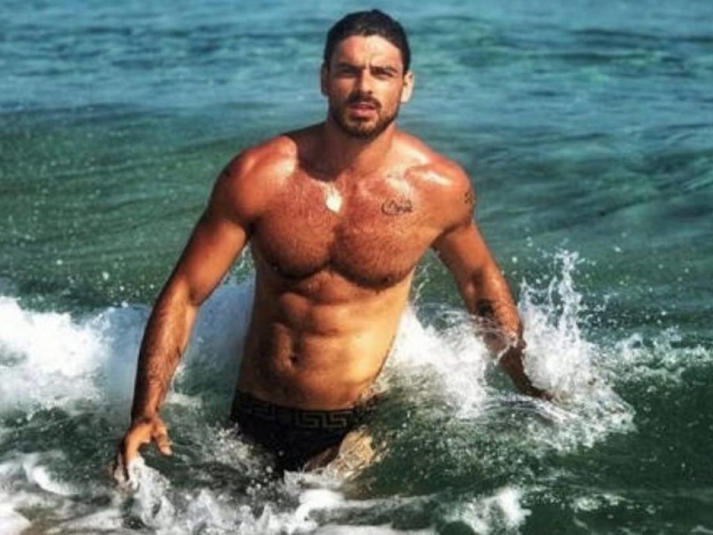 Michele Morrone online con il video di Hard for me