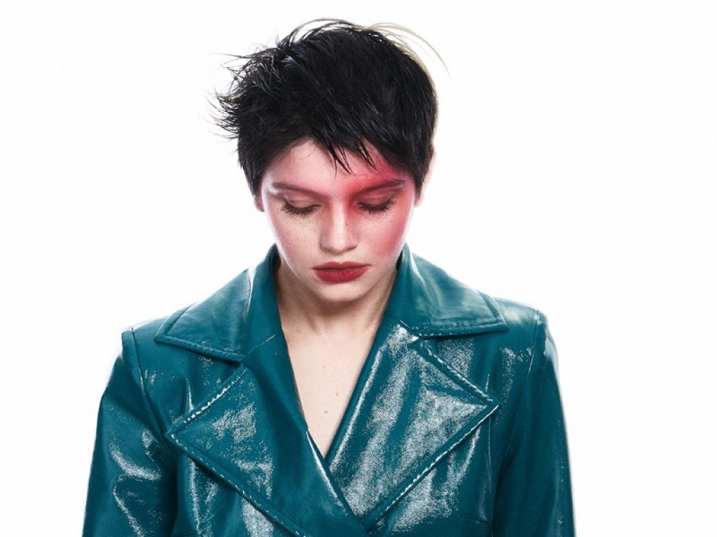 L'ex Amici Nicole Vergani torna con il singolo "Alieni": un pezzo che parla alla sua generazione, costantemente in bilico fra essere e apparire…