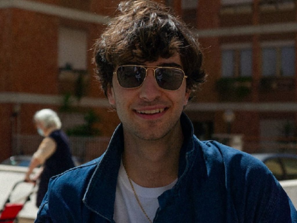 Porto Leon debutta con l'EP "Fantasmi del passato": un viaggio musicale sfrontato e affascinante, sfrecciando con personalità fra rock, (brit) pop e trap