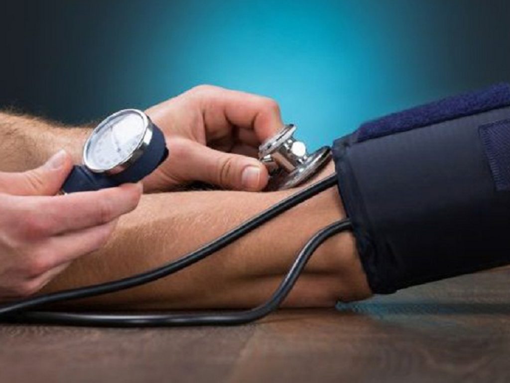 Sbalzi di pressione in estate per il caldo ma non solo. Tra i piccoli aiuti naturali ci sono liquirizia e succo di pompelmo. I consigli degli esperti