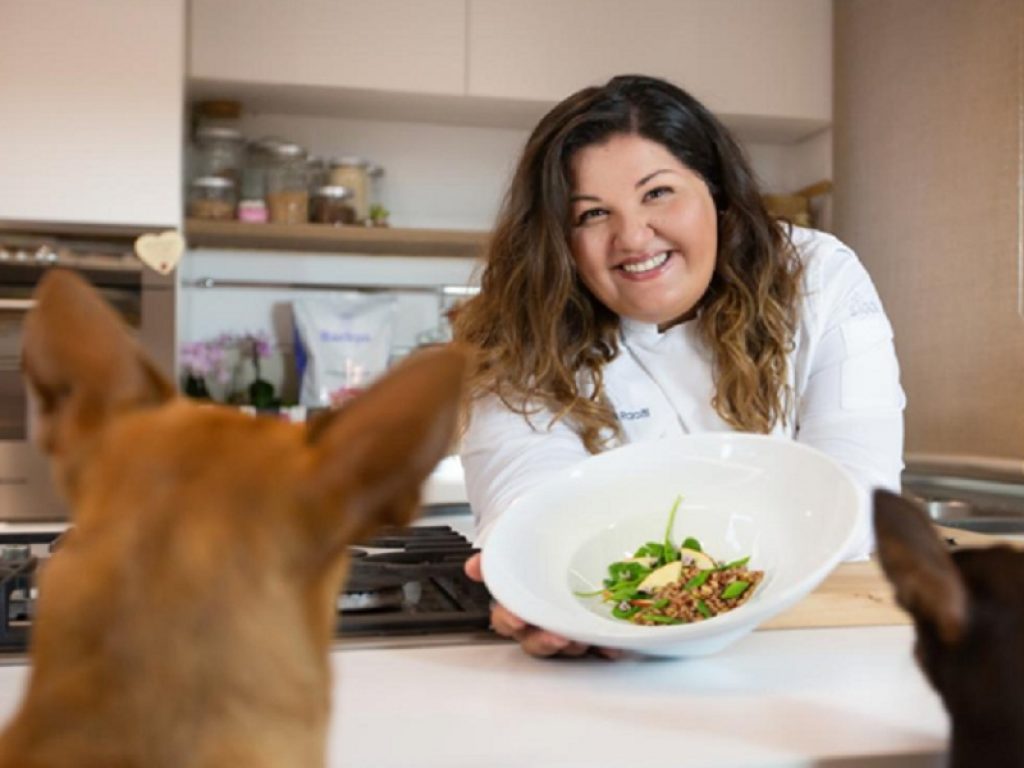 Valeria Raciti, chef internazionale e vincitrice di Masterchef, firma l'alta cucina per cani pubblicata nell'e-book “L'amore inizia dalla ciotola”