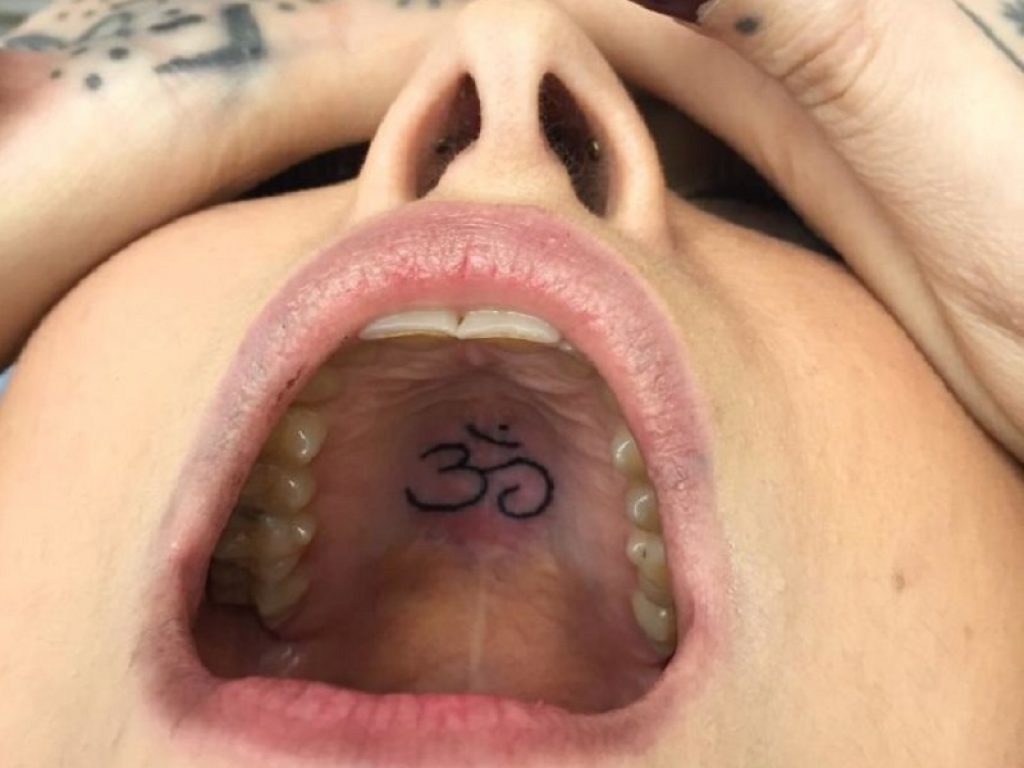 Tatuaggi sul palato: l'idea di Indy Voet piace ai clienti