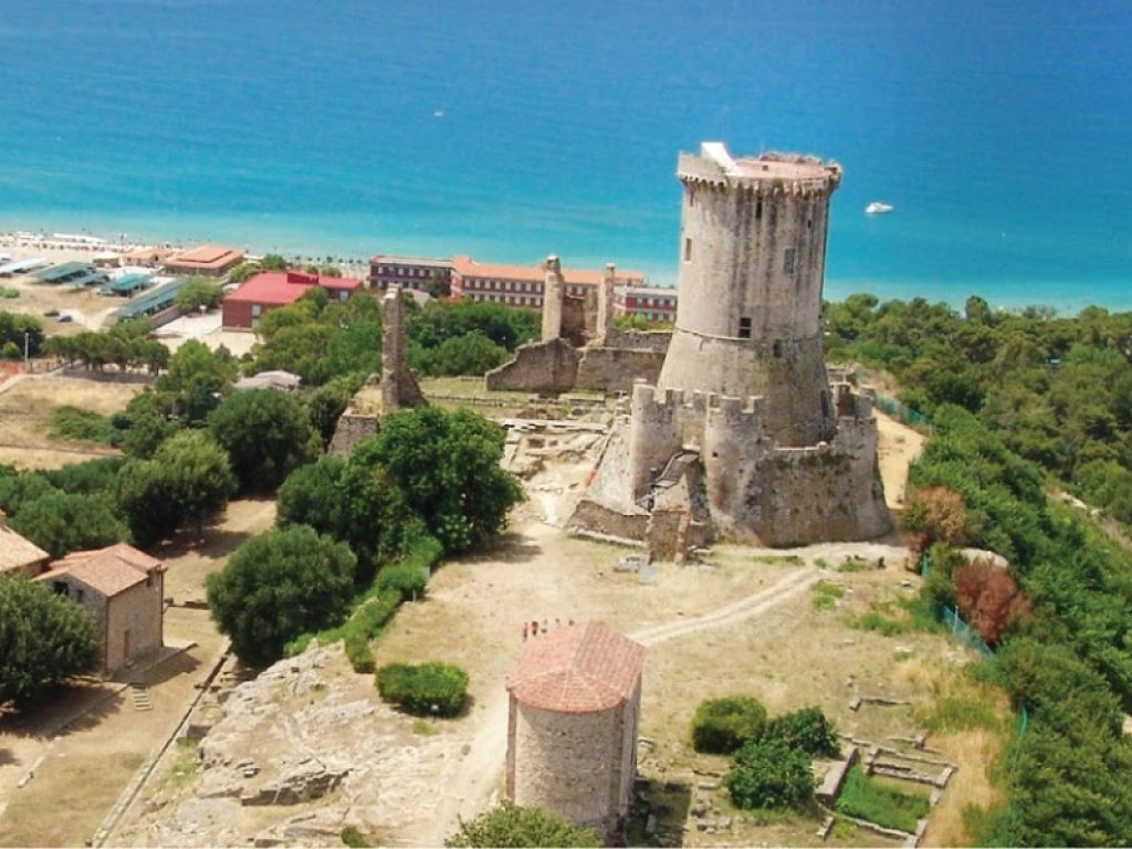Archeologia: rinvenuti i resti del tempio arcaico di Atena sull’acropoli di Velia. Al suo interno ceramiche dipinte, elmi, armi e armature della battaglia di Alalia