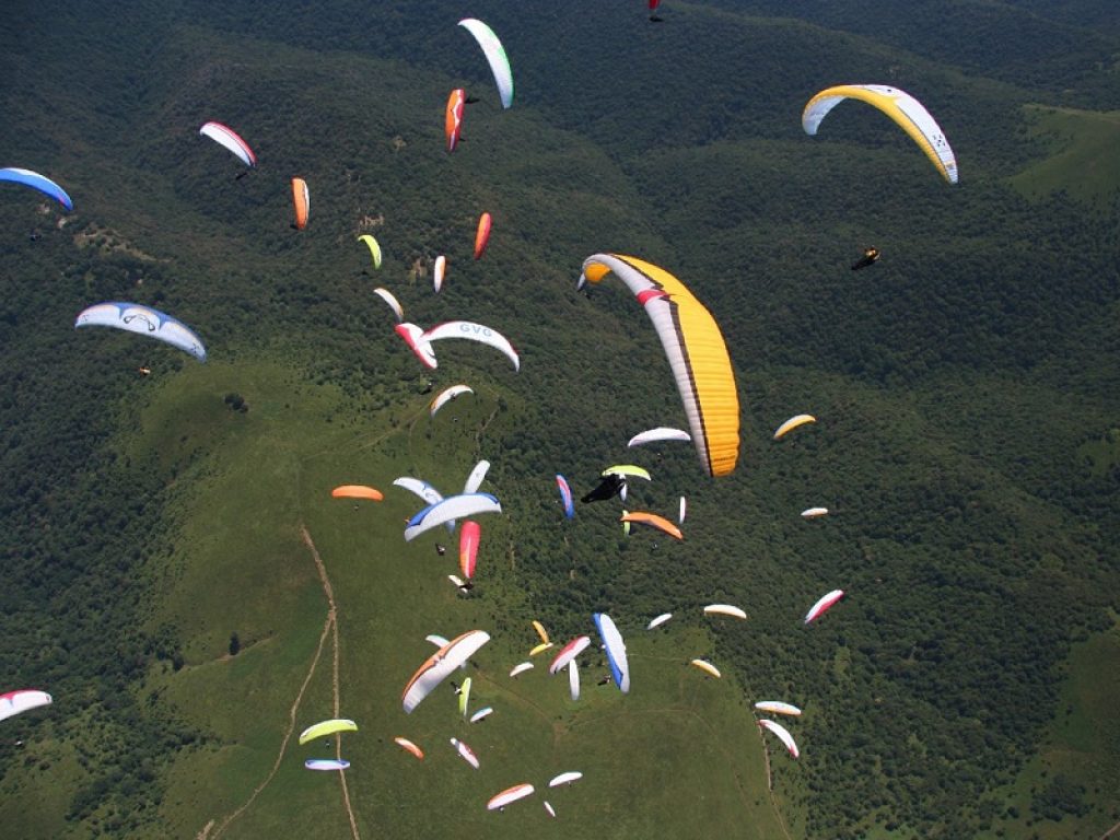 Deltaplani e parapendio tornano a colorare i cieli: doppio appuntamento in Piemonte e Umbria con i campionati nazionali