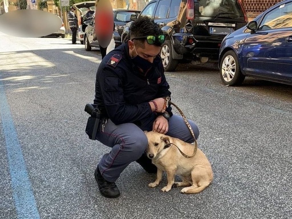 Poliziotto salva e adotta cucciola legata a un palo