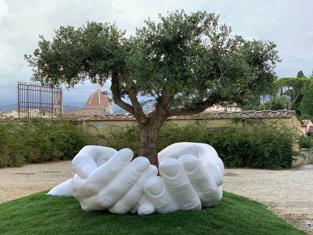 "Give" di Lorenzo Quinn a Boboli per un mese