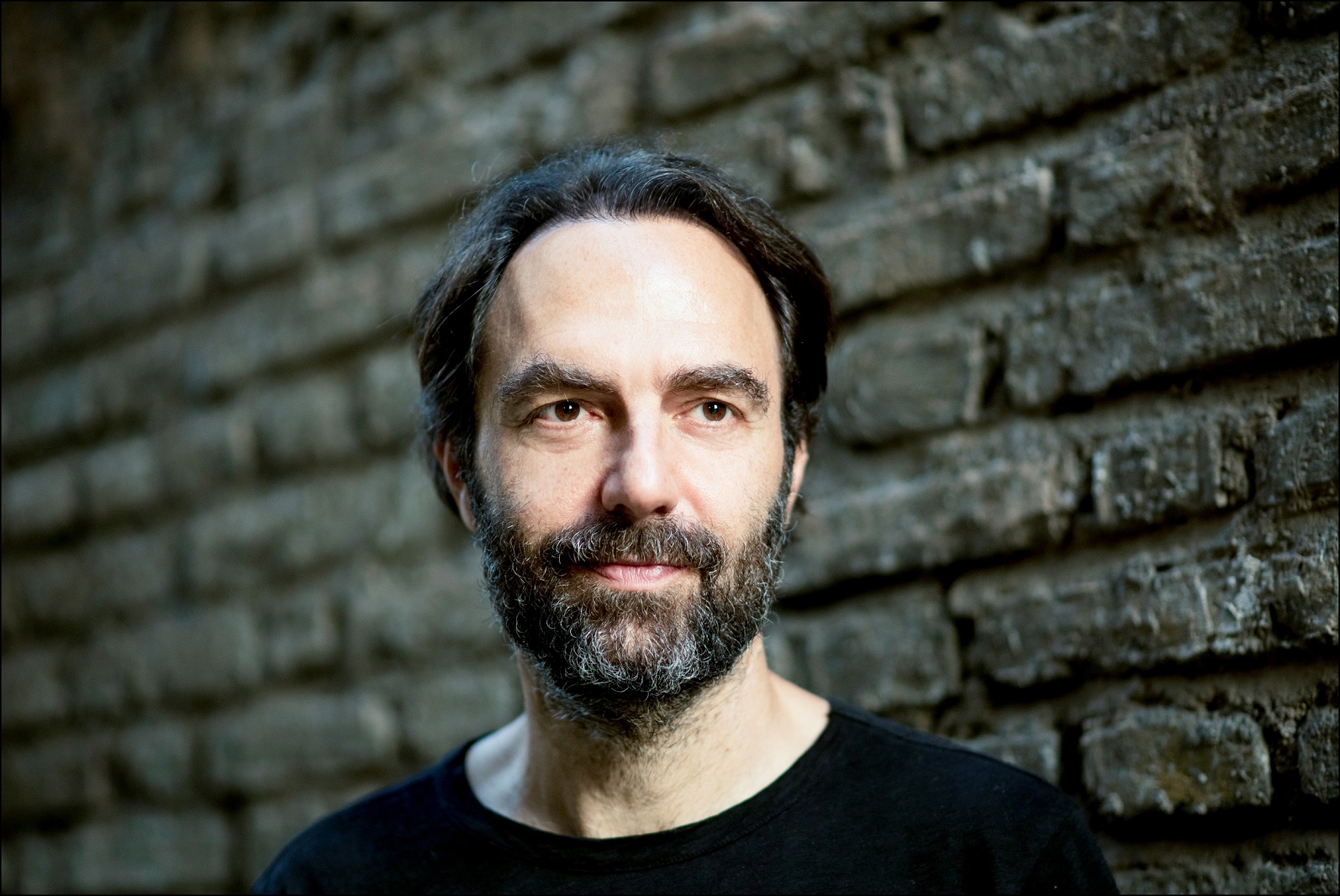 Suoni Controvento porta Neri Marcorè ai Vigneti Caprai