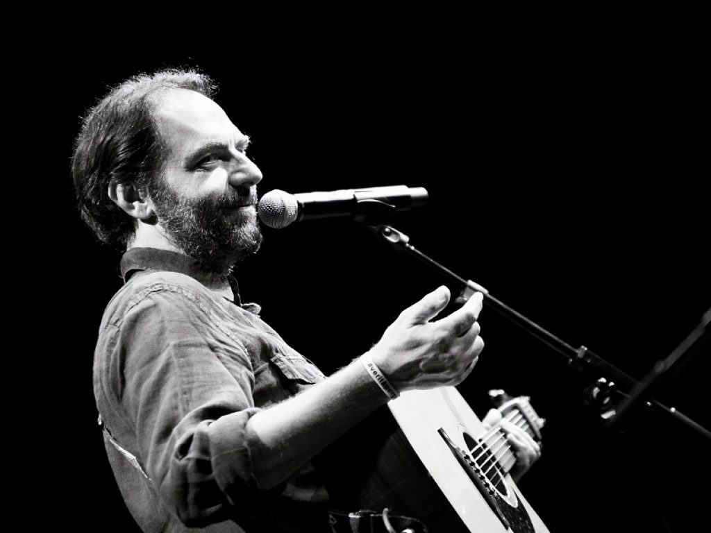 Dopo la passeggiata letteraria con Gabriella Genisi sul Monte Subasio Suoni Controvento si chiude il 13 settembre con Neri Marcorè