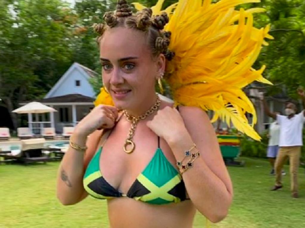 Adele regina delle polemiche. Tutti contro di lei per un bikini giamaicano