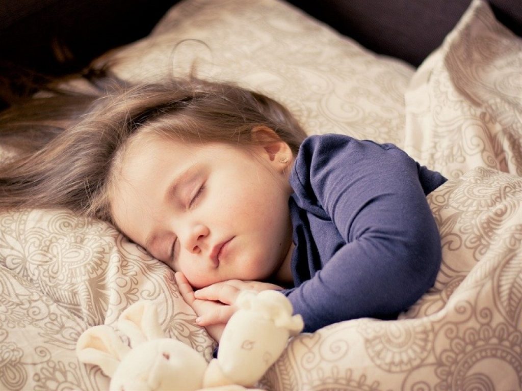 Uno spray nasale di soluzione salina fisiologica riduce in modo significativo il russamento e le difficoltà respiratorie legate a disturbi del sonno in età pediatrico
