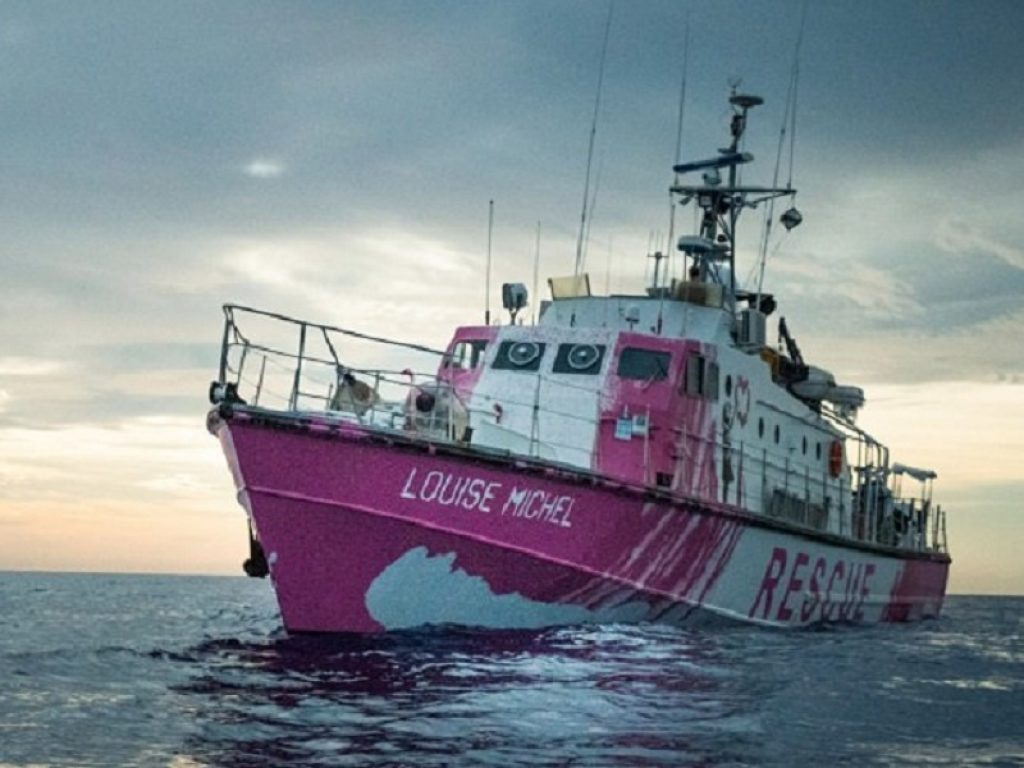 Migranti, l’artista Banksy finanzia la nave Louise Michel