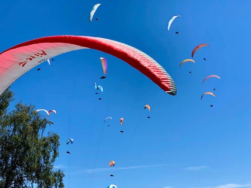 Si apre la nuova stagione del volo in deltaplano e parapendio: la prima tappa in programma per il 2 aprile al Monte Cornizzolo sopra Suello