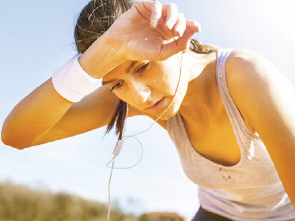 Uno dei rischi per la salute correlati al caldo è il colpo di calore: attenzione ai sintomi, ecco i possibili rimedi spiegati dagli esperti