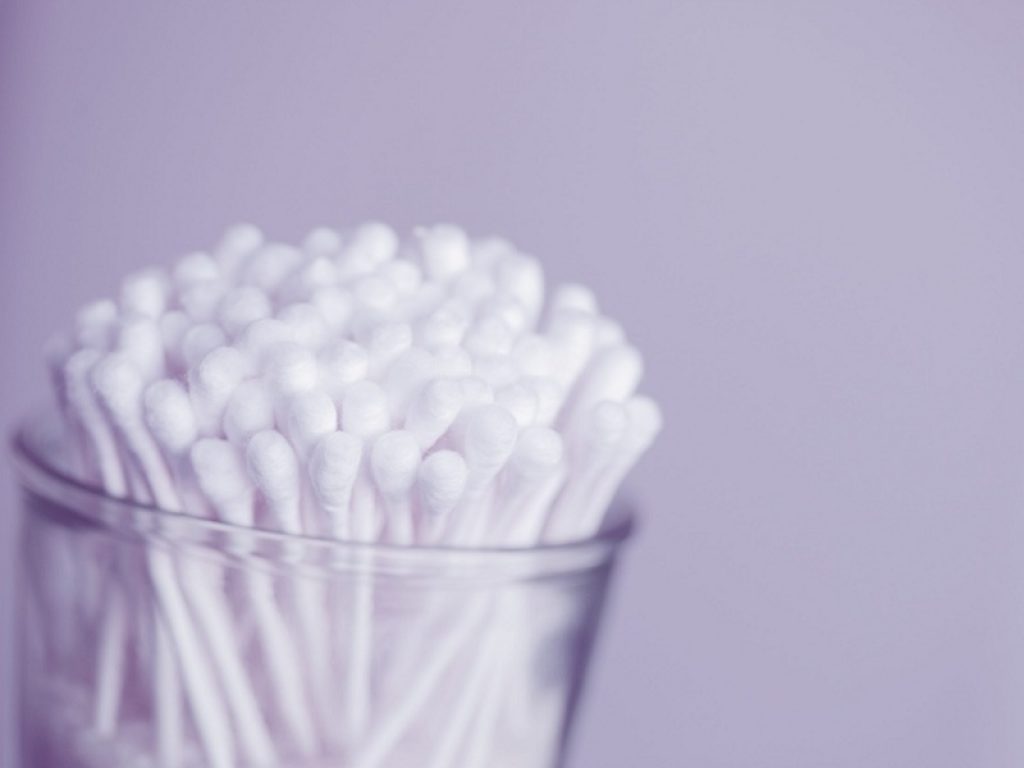 Otite estiva, Aiolp: "A inizio estate è meglio rimuovere i tappi di cerume: le alte temperature favoriscono la proliferazione dei microbi. I cotton fioc? Dannosi"