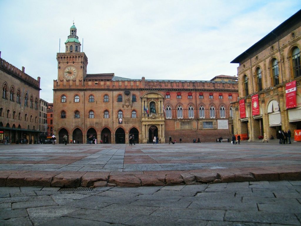 Bologna, la cena sul Crescentone ideata da Prodi si farà: tavole apparecchiate il 2 settembre con 400 posti