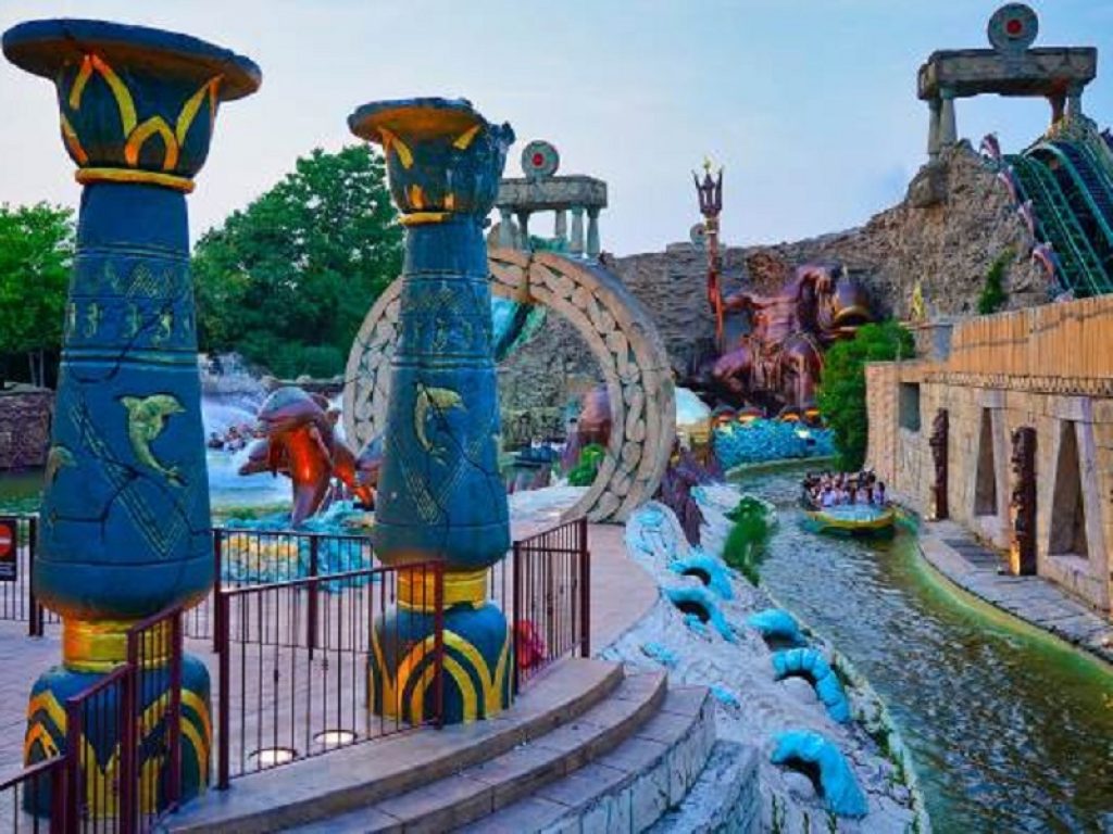 A Gardaland Prezzemolo diventa Babbo Natale e dona 250 ingressi al parco: l'iniziativa benefica in collaborazione con Merlin’s Magic Wand