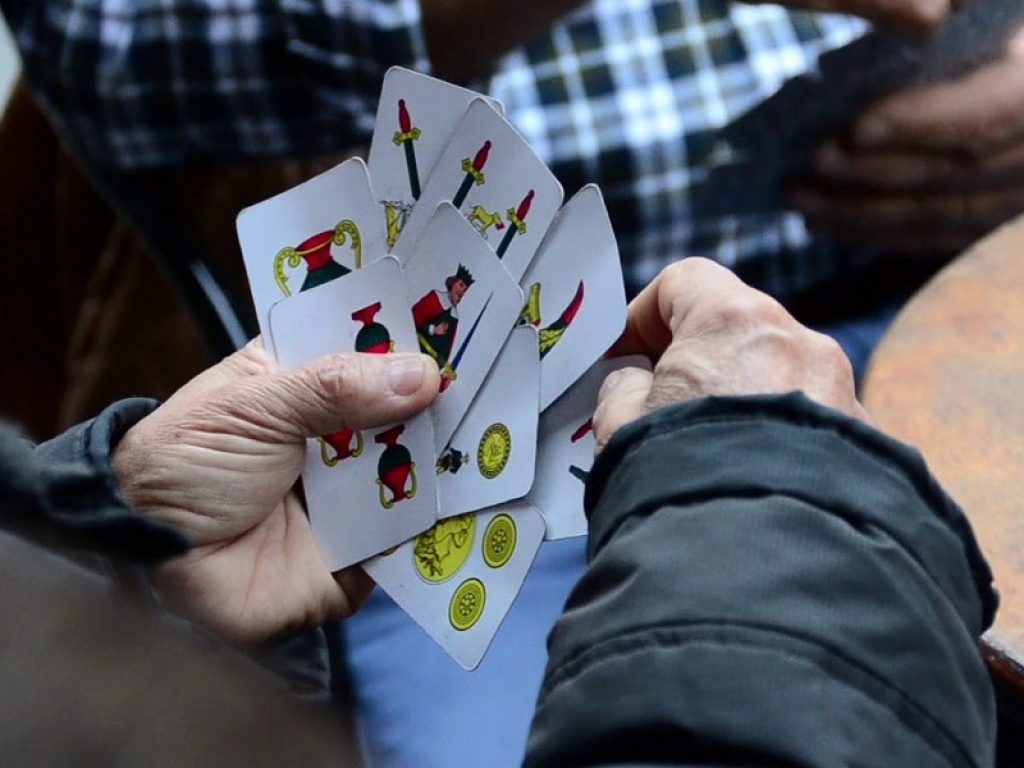 In Lombardia via libera al gioco delle carte al bar