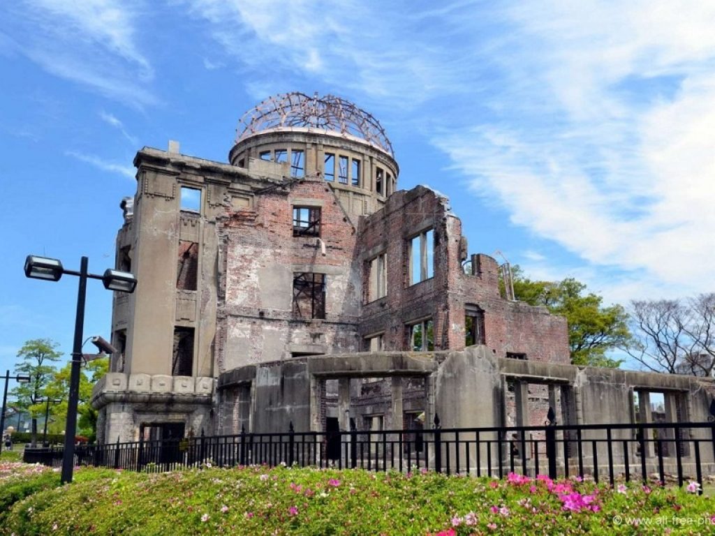 Hiroshima, l'atomica e la leggenda delle mille gru di carta