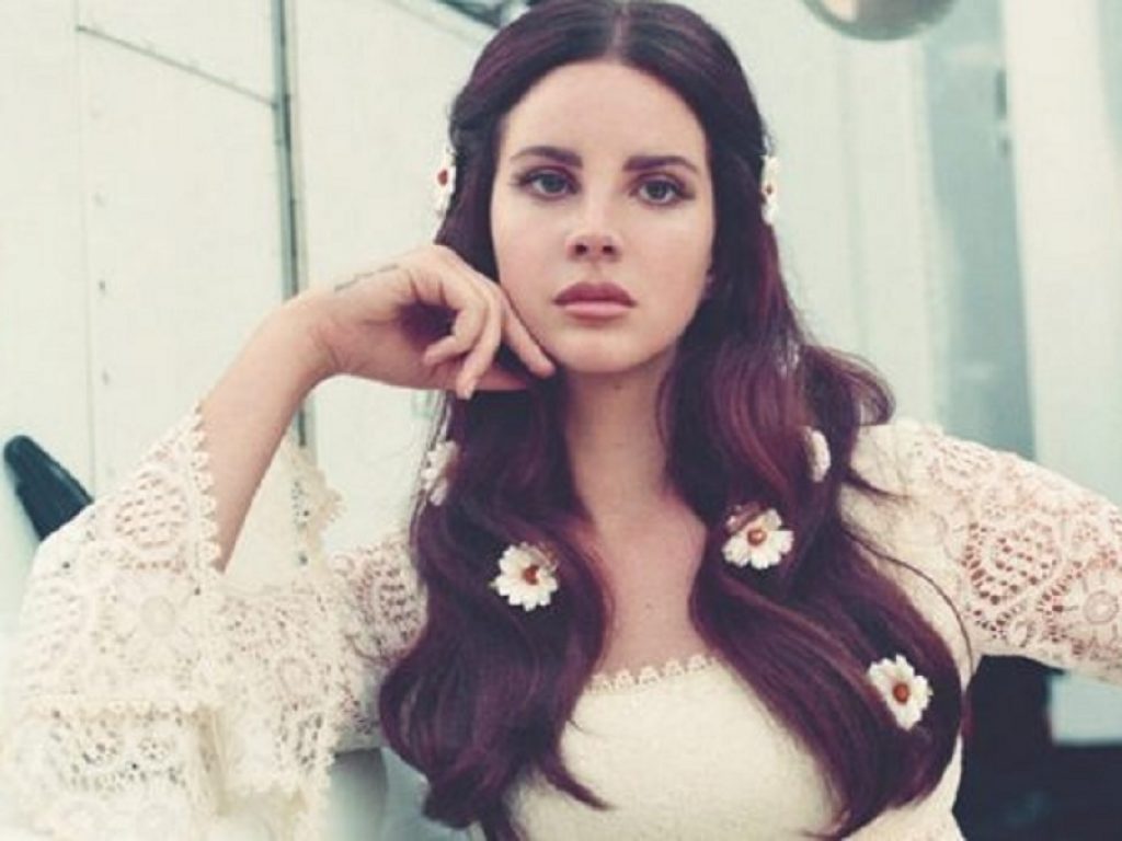 Lana Del Rey pubblica la sua prima raccolta di poesie: l'uscita di “Violet Bent Backwards Over the Grass” il 29 settembre
