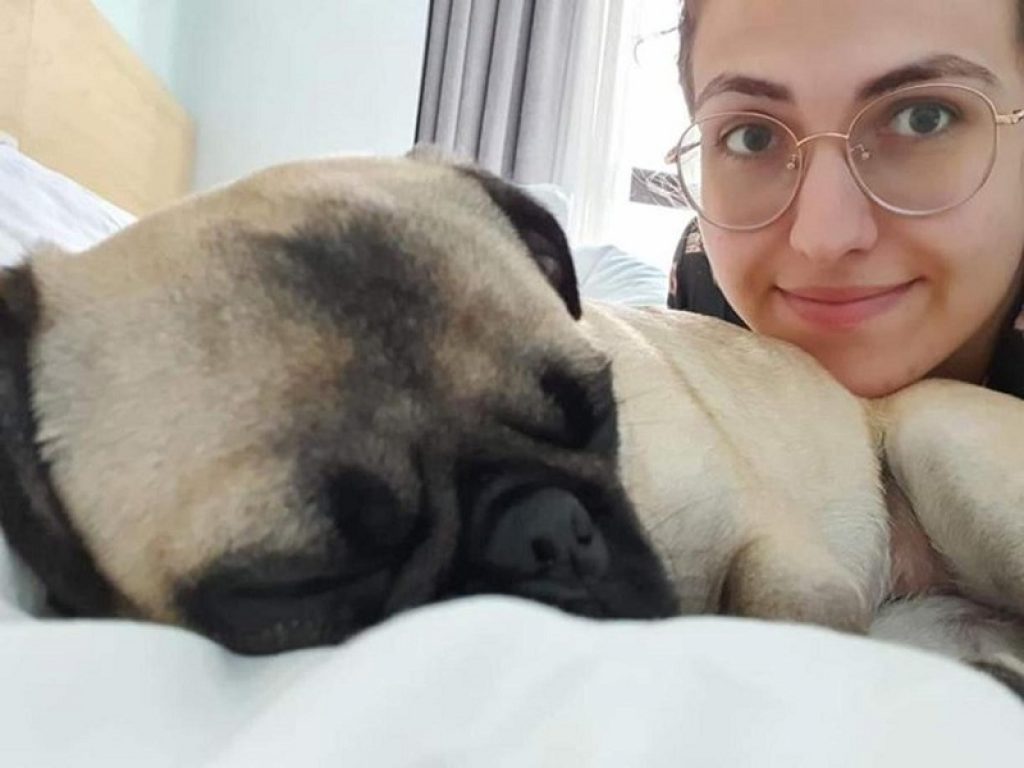 La storia di Ludovica e Wiwi, il carlino condannato a morte