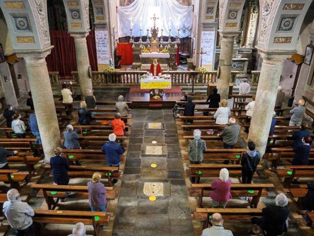 Green Pass obbligatorio anche in Chiesa e negli altri luoghi di culto, arriva la richiesta del Codacons : "Salute dei fedeli a rischio"