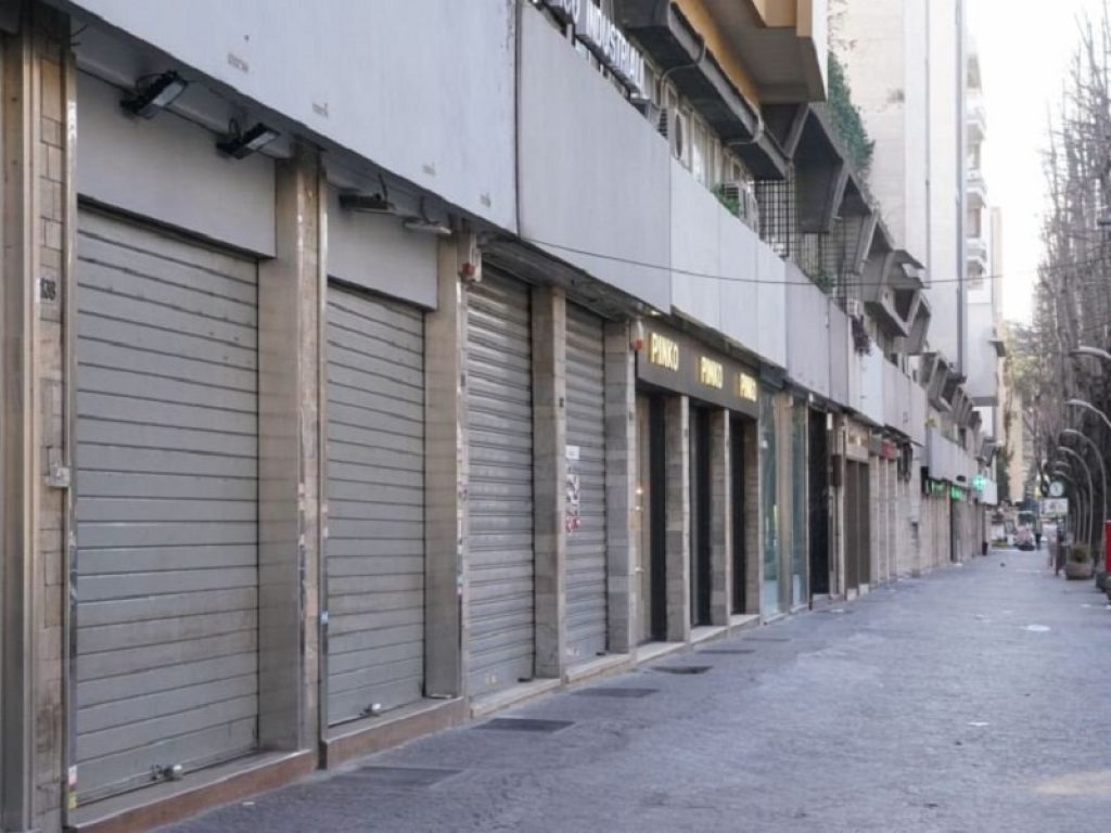 In nove anni sono scomparsi dai centri storici delle città italiane quasi 85mila negozi fisici, di cui quasi 4.500 durante la pandemia