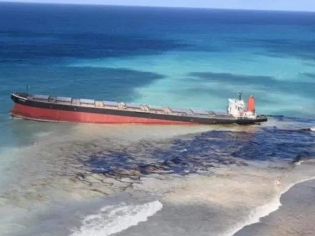 Alle Mauritius catastrofe ecologica, il petrolio fuoriuscito da una nave giapponese assedia i pescatori: la denuncia dell'oceanografo Vassen Kauppaymuthoo